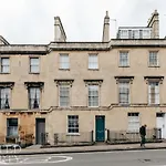 Central Townhouse With Garden & Free Parking
